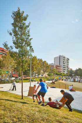 Reurbanización de una área verde en Badalona diseñada por peris+toral.arquitectes : Fotografía © José Hevia