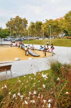 Reurbanización de una área verde en Badalona diseñada por peris+toral.arquitectes : Fotografía © José Hevia