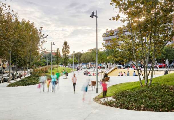 Reurbanización de una área verde en Badalona diseñada por peris+toral.arquitectes : Fotografía © José Hevia