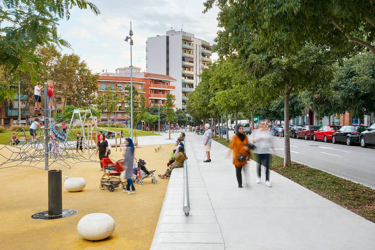 Reurbanización de una área verde en Badalona diseñada por peris+toral.arquitectes : Fotografía © José Hevia