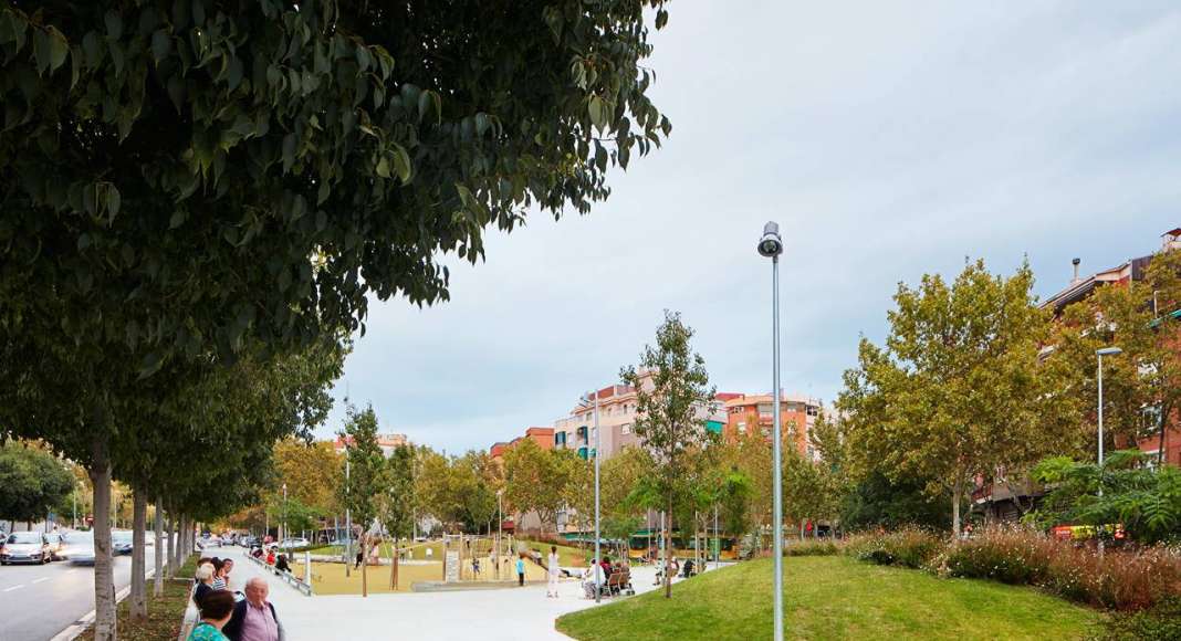 Reurbanización de una área verde en Badalona diseñada por peris+toral.arquitectes : Fotografía © José Hevia