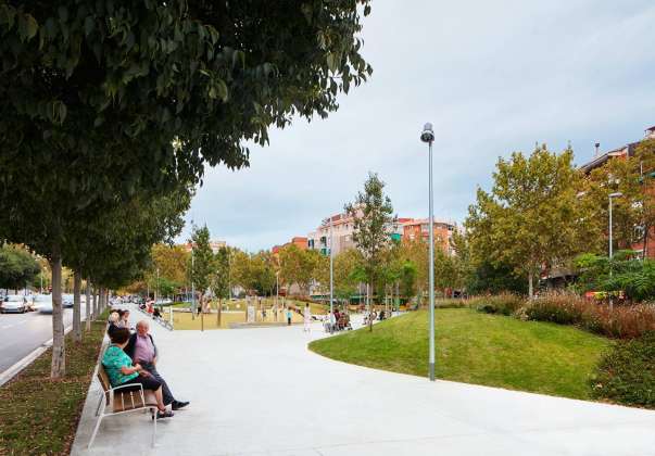 Reurbanización de una área verde en Badalona diseñada por peris+toral.arquitectes : Fotografía © José Hevia