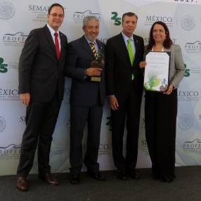 El Dr. Guillermo Haro Bélchez, Procurador Federal de Protección al Medio Ambiente, entregó el reconocimiento a Geocycle por su trabajo a favor del medio ambiente en la planta de Tecomán, Colima : Fotografía © Geocycle México