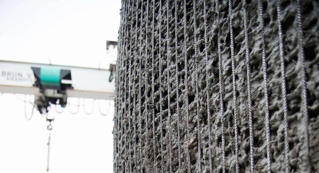 Close-up image from the prototype Mesh Mould wall. The metal structure is manu-ally filled with concrete after the robotic fabrication of the steel mesh : Photo © NCCR Digital Fabrication, 2017