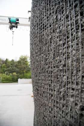 Close-up image from the prototype Mesh Mould wall. The metal structure is manu-ally filled with concrete after the robotic fabrication of the steel mesh : Photo © NCCR Digital Fabrication, 2017