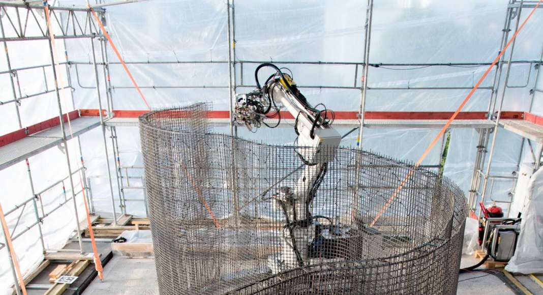 The In situ Fabricator building the Mesh Mould on Empa NEST. The Mesh Mould process unifies the reinforcement and formwork production into a single and robotically controlled on-site fabrication system : Photo © NCCR Digital Fabrication, 2017