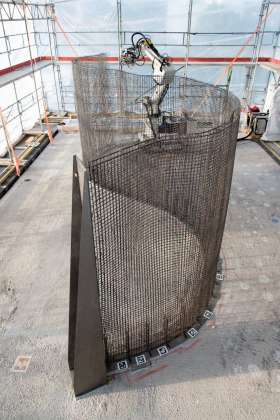 The In situ Fabricator building the Mesh Mould on Empa NEST. The Mesh Mould process unifies the reinforcement and formwork production into a single and robotically controlled on-site fabrication system : Photo © NCCR Digital Fabrication, 2017