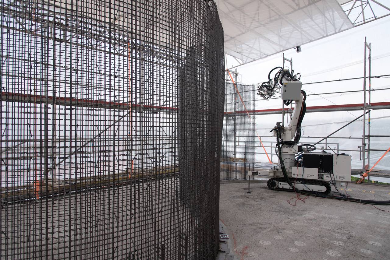 The concrete will be poured in once the mesh fabrication is completed. Activating the mesh as reinforcement renders it as a functional stay-in-place formwork, making the process inherently waste free : Photo © NCCR Digital Fabrication, 2017