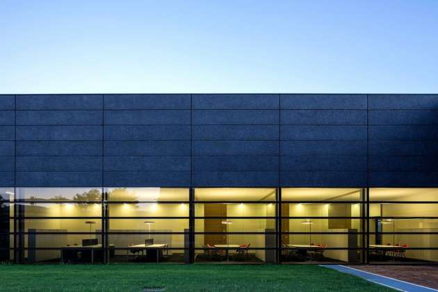 The prefabricated concrete walls and the glazed front cells alike are horizontal, 4 meters wide and 70 centimeters high : Photo credit © Massimo Crivellari