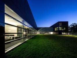 The "soft" courtyard, green and free, faces the manufacturing facilities and the mountains : Photo credit © Massimo Crivellari