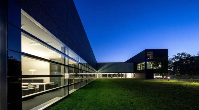 Faber Headquarters en Cividale del Friuli, Italia diseñado por GEZA The "soft" courtyard, green and free, faces the manufacturing facilities and the mountains : Photo credit © Massimo Crivellari