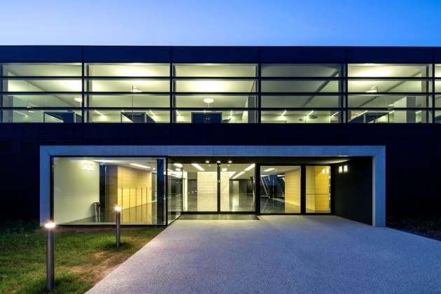 The main entrance to the building : Photo credit © Massimo Crivellari