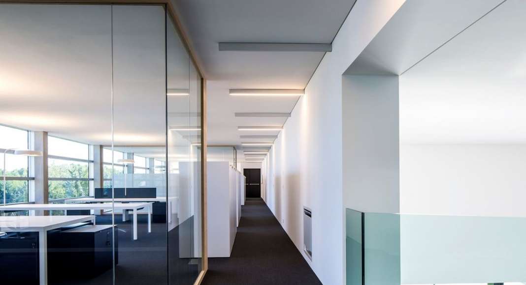 The offices are enclosed with glassed partition walls : Photo credit © Massimo Crivellari