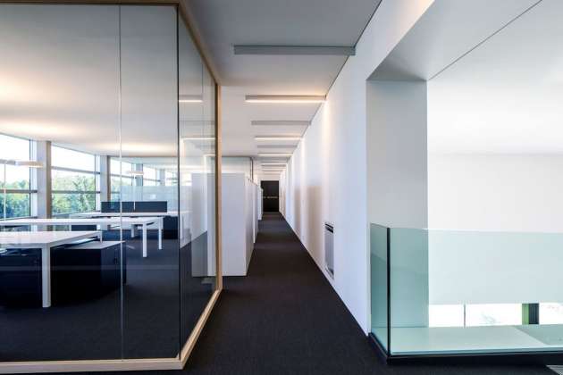 The offices are enclosed with glassed partition walls : Photo credit © Massimo Crivellari