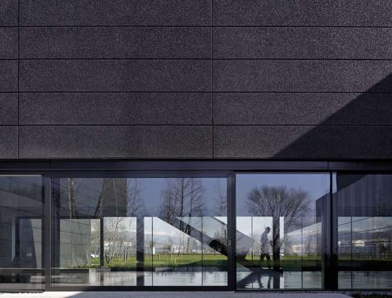 The lightness of the building is generated by the black color related to the surrounding elements : Photo credit © Massimo Crivellari