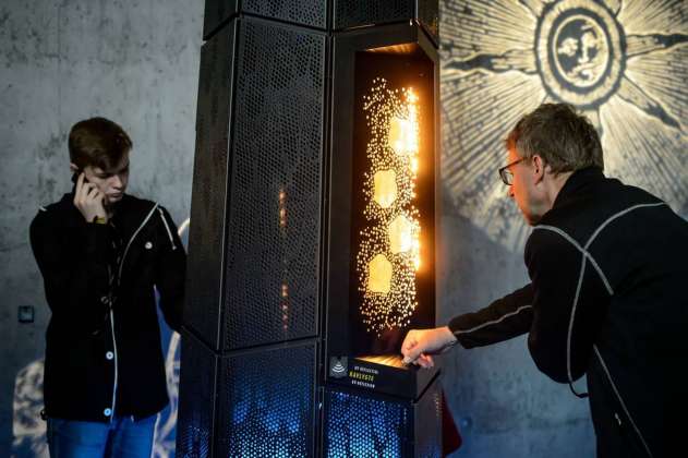 Visitors discover artefacts and many stories in the fairy-tale trees of the amber gallery (Gold of the Westcoast) : Photo credit © Mike Bink Photography