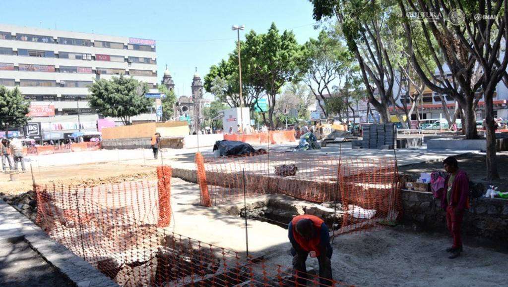 Los restos arquitectónicos prehispánicos quedarán debidamente protegidos para permitir la continuidad del proyecto de rehabilitación de la Plaza Pino Suárez : Foto © Melitón Tapia, INAH