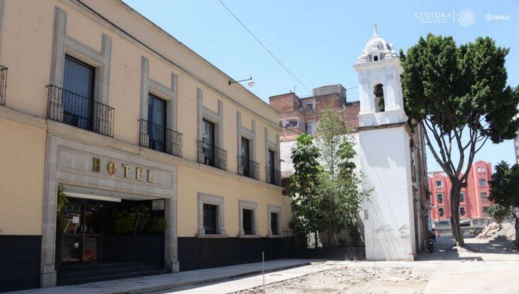 Cala de treinta metros de largo frente a un hotel próximo a ala plaza y capilla san lucas : Foto © Melitón Tapia, INAH