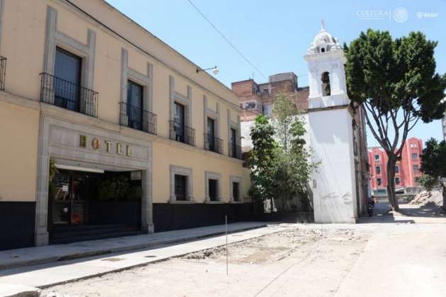 Cala de treinta metros de largo frente a un hotel próximo a ala plaza y capilla san lucas : Foto © Melitón Tapia, INAH