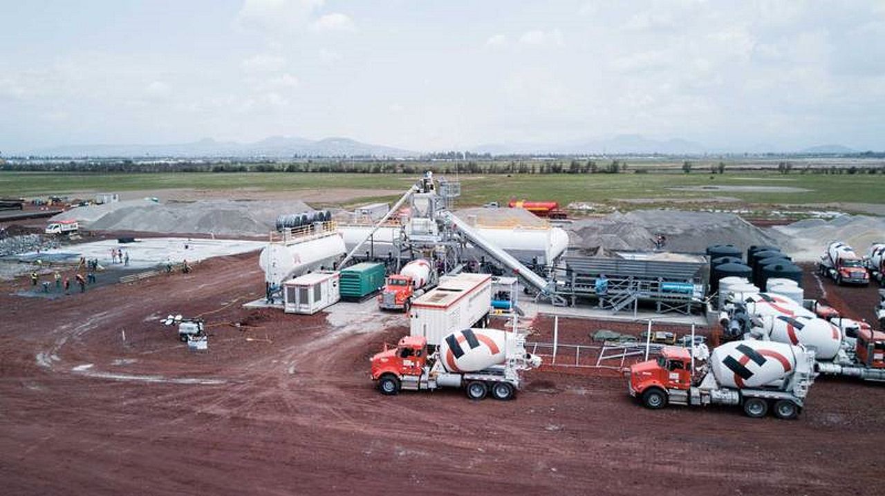 Planta de concreto de Holcim México instalada en el terreno donde se construye el NAICM : Fotografía © Holcim México