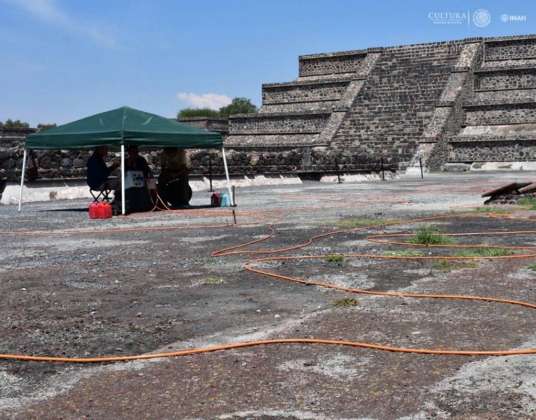 La inyección de corriente eléctrica se hizo mediante electrodos : Foto © Melitón Tapia, INAH