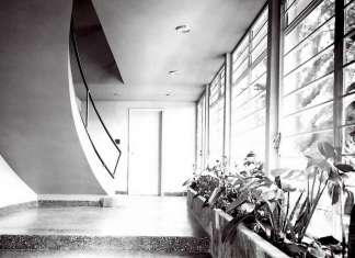 La casa en la Ciudad de México en el siglo XX. Un recorrido por sus espacios : Fotografía © Vladimir Kaspé, Vestíbulo Juan O'Donojú, Lomas de Chapultepec, 1956. Archivo de Louis Noelle