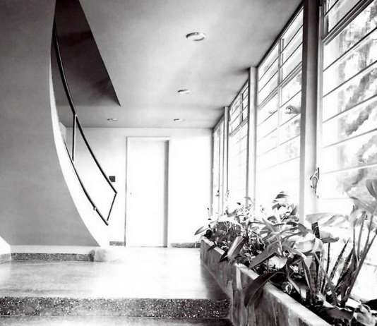 La casa en la Ciudad de México en el siglo XX. Un recorrido por sus espacios : Fotografía © Vladimir Kaspé, Vestíbulo Juan O'Donojú, Lomas de Chapultepec, 1956. Archivo de Louis Noelle