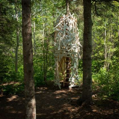 La Chrysalide by landscape architects Gabriel Lacombe & Virginie Roy-Mazoyer, Vancouver (British Columbia) & Montreal (Quebec) Canada. An invitation to take a break in time, between childhood and adulthood, to climb into the tree, make a nest and lay there to dream : Photo credit © Martin Bond