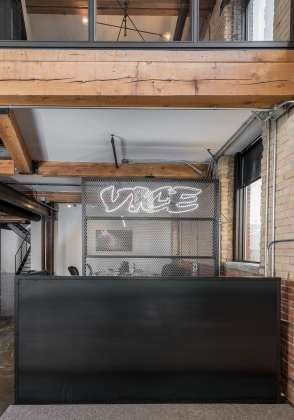 VICE en Montréal, Canadá diseñado por Martha Franco Architecture & Design : Photo credit © Corey Kaminski