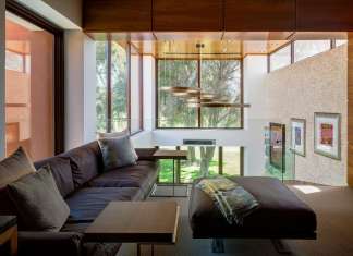 Casa SFA en Torreón, Mexico diseñada por Arqmov Workshop Estancia Casa SFA diseñada por ARQMOV Workshop : Photo credit © Rafael Gamo