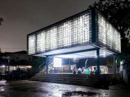 The glowing microlibrary in the evening : Photo credit © Sanrok studio/ SHAU