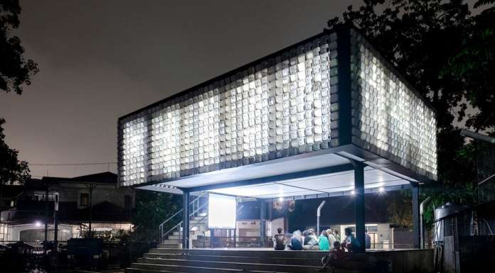 The glowing microlibrary in the evening : Photo credit © Sanrok studio/ SHAU