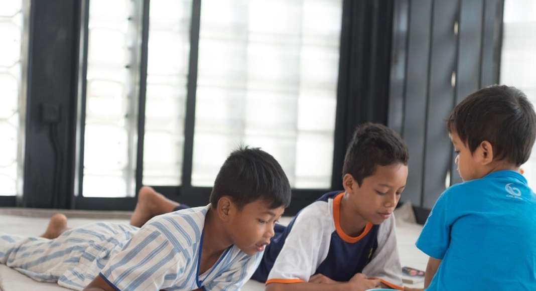 Children reading at Microlibrary Bima : Photo credit © Sanrok studio/ SHAU