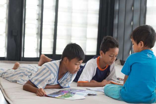 Children reading at Microlibrary Bima : Photo credit © Sanrok studio/ SHAU