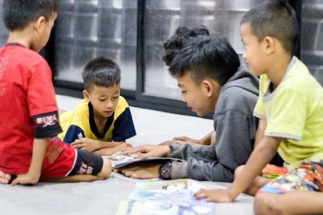 Children reading together inside Microlibrary Bima : Photo credit © Sanrok studio / SHAU