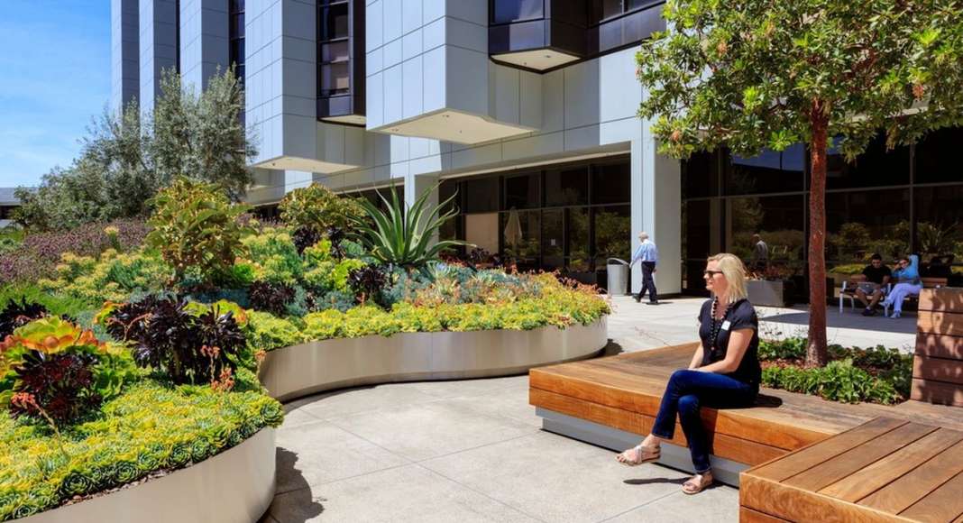 AHBE Landscape Architects Unveils Healing Gardens for Cedars-Sinai Medical Center : Photo credit © @heliphoto.net