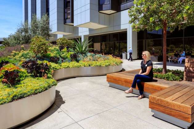 AHBE Landscape Architects Unveils Healing Gardens for Cedars-Sinai Medical Center : Photo credit © @heliphoto.net