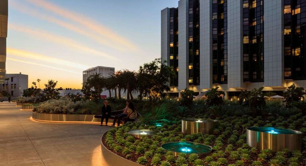 AHBE Landscape Architects Unveils Healing Gardens for Cedars-Sinai Medical Center : Photo credit © @heliphoto.net