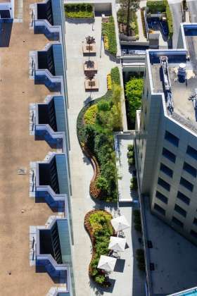 AHBE Landscape Architects Unveils Healing Gardens for Cedars-Sinai Medical Center : Photo credit © @heliphoto.net