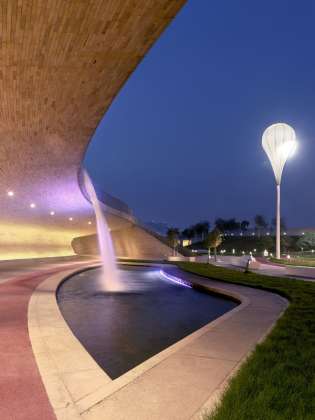 Covered Walkway - Water Cascade : Photo credit © Markus Elblaus