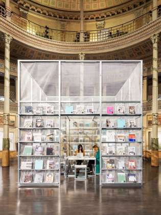 PRESS BOX: un kiosco pop-up de trama metálica diseñado por SET Architects : Fotografía © Marco Cappelletti