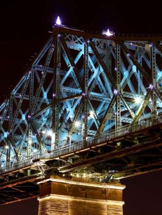 Jacques Cartier Bridge Interactive Illumination_Living Connections : Photo credit © Moment Factory