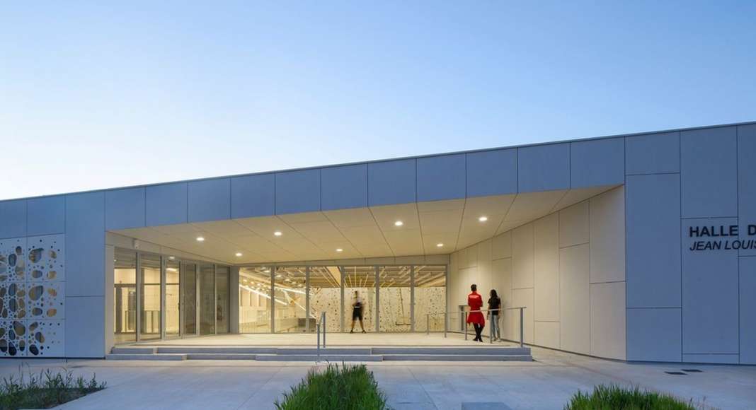 View of the main entrance od the sport hall : Photo credit ©photoarchitecture.com