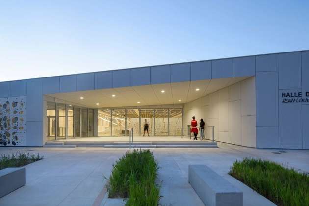View of the main entrance od the sport hall : Photo credit ©photoarchitecture.com