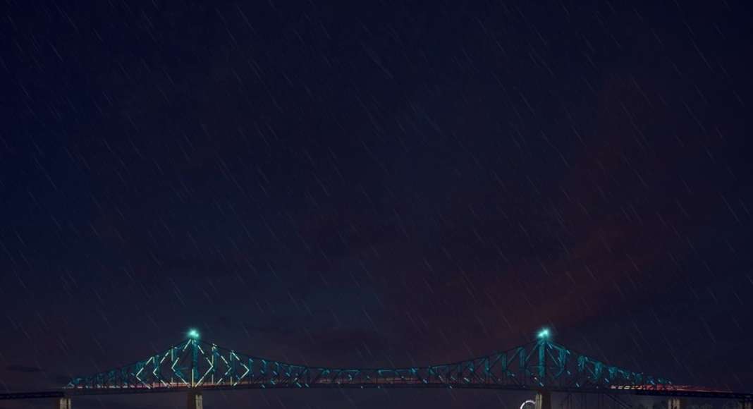 Jacques Cartier Bridge Interactive Illumination (Render)_Hourly Data Show_Weather WHEN: EVERY HOUR, AS PART OF THE HOURLY DATA SHOW Influenced by meteorological aspects of the day, such as the temperature, wind and humidity, the bridge reflects the day’s weather. : Photo credit © Moment Factory