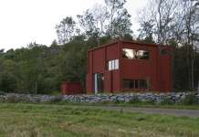 The location of the building between the fields and forest. The torque of the interior in the upward motion is reflected in the facade expression. : Photo © Bornstein Lyckefors Arkitekter