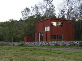 The location of the building between the fields and forest. The torque of the interior in the upward motion is reflected in the facade expression. : Photo © Bornstein Lyckefors Arkitekter