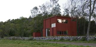 The location of the building between the fields and forest. The torque of the interior in the upward motion is reflected in the facade expression. : Photo © Bornstein Lyckefors Arkitekter