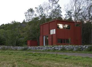 The location of the building between the fields and forest. The torque of the interior in the upward motion is reflected in the facade expression. : Photo © Bornstein Lyckefors Arkitekter