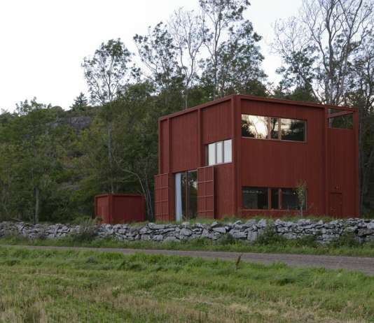 The location of the building between the fields and forest. The torque of the interior in the upward motion is reflected in the facade expression. : Photo © Bornstein Lyckefors Arkitekter